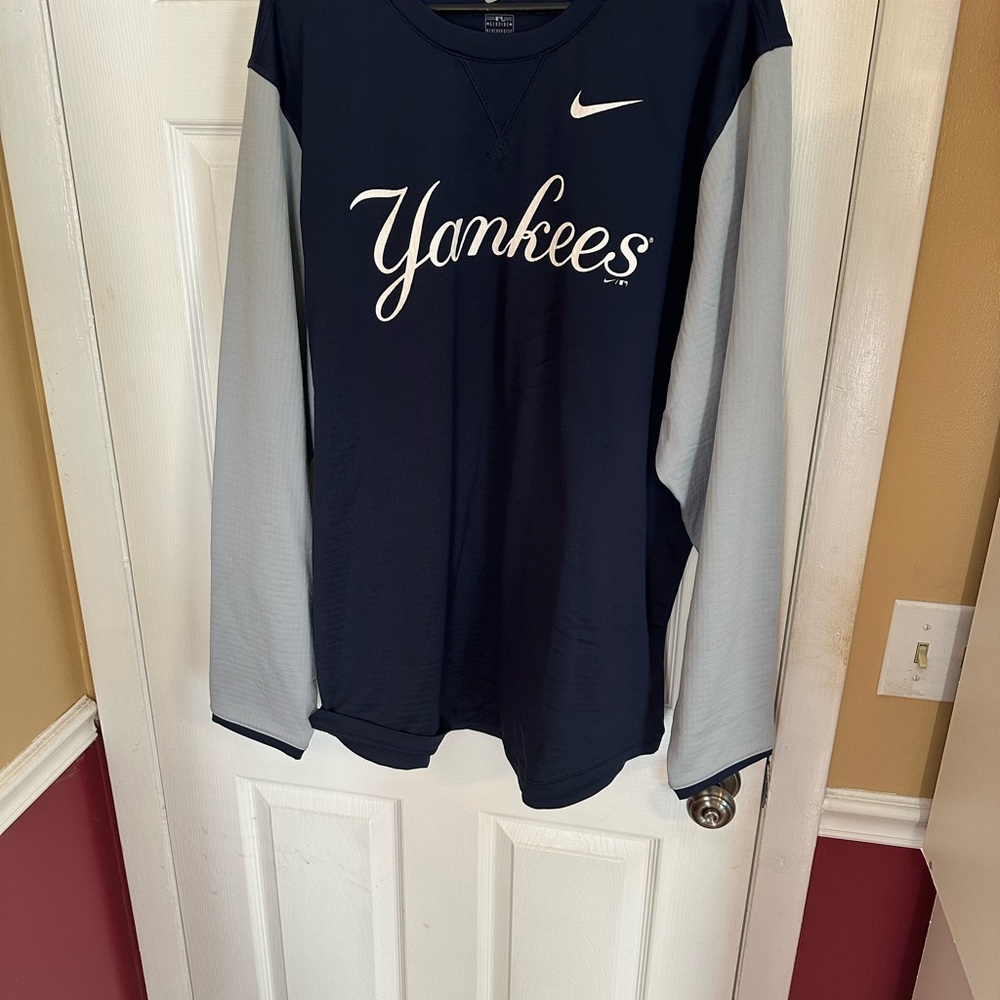 New York Yankees light sweatshirt